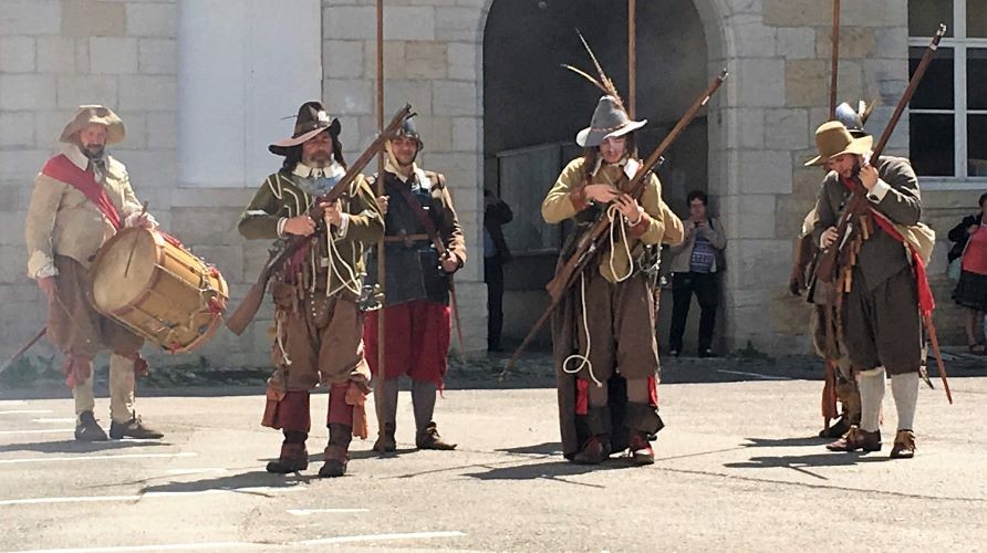 Vêtements et costumes -  Lons, 25 mai 2019