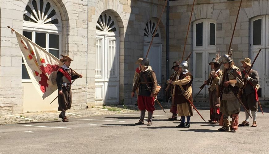 Vêtements et costumes -  Lons, 25 mai 2019